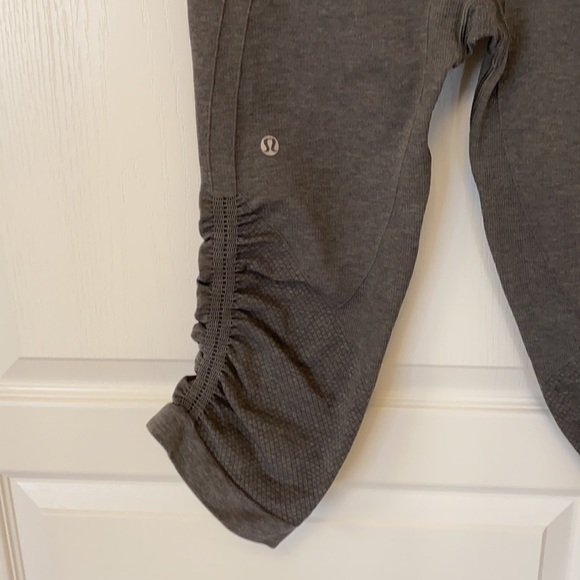 Lululemon tights/Capri ladies size 8 - Picture 4 of 5